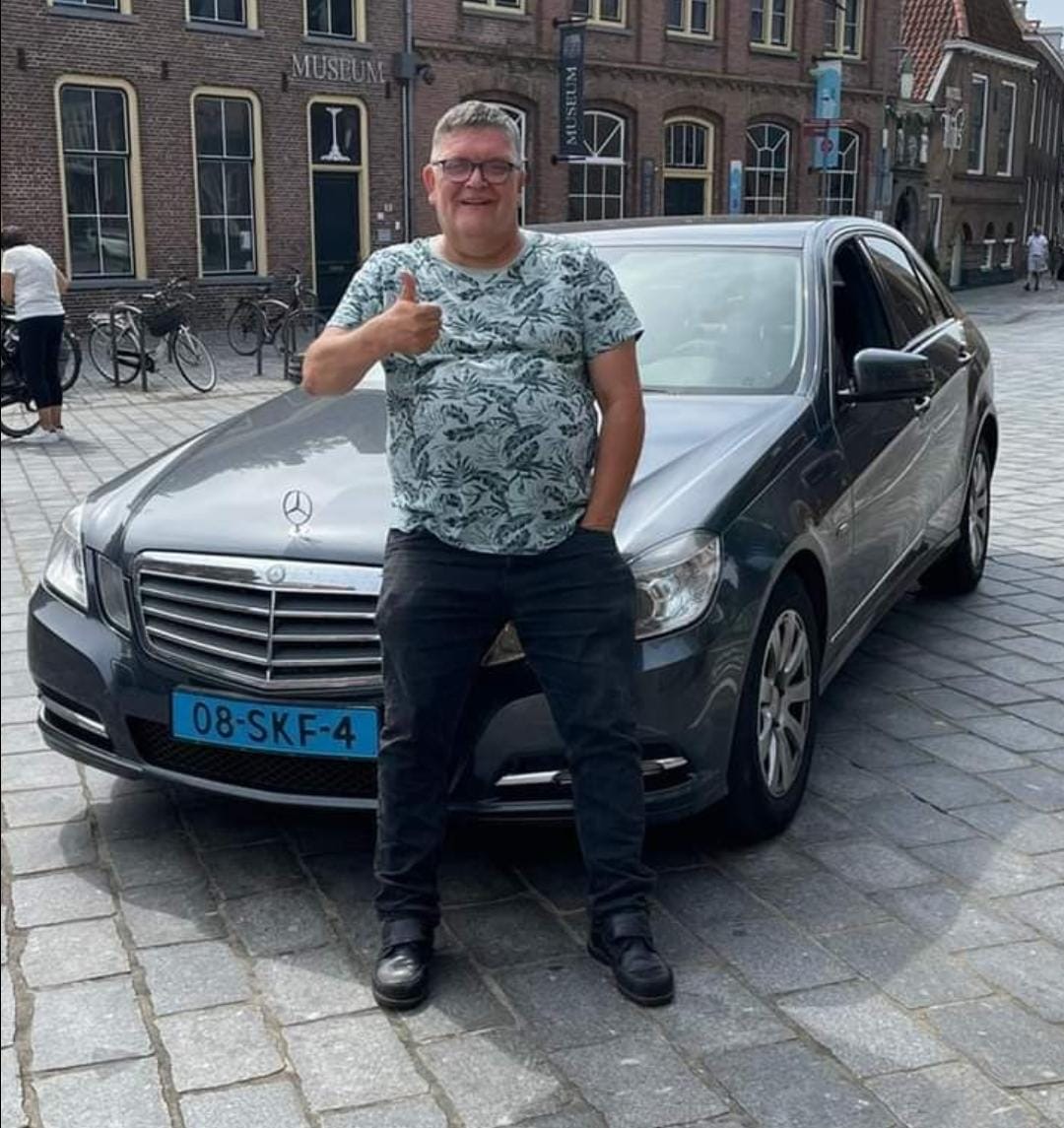 Rokus met zijn Mercedes in Zeeland